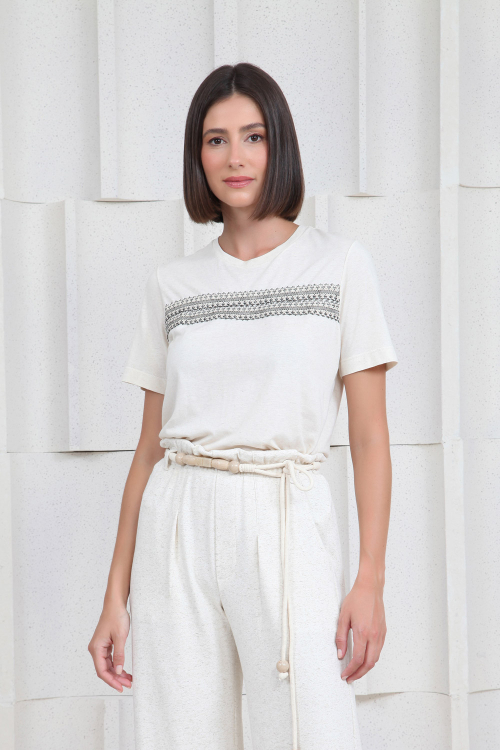 T-Shirt Malha Linho Detalhe Renda