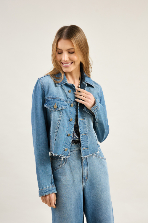 JAQUETA JEANS RECORTES BARRA FIO V26